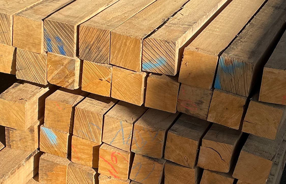 holzstapel balken aus eiche für tischbeine loop design