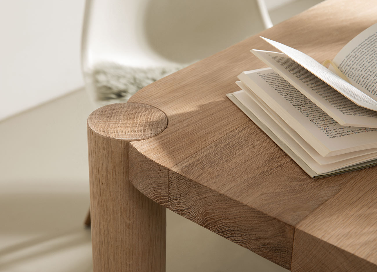 Loop Tisch aus Eoche Massivholz mit Buch auf Tischplatte Eames Chair