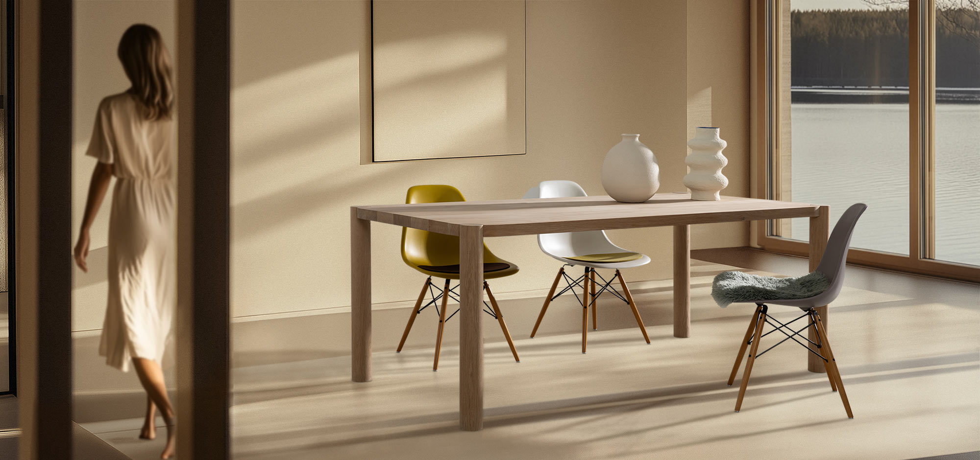 Loop Esstisch aus eiche Massivholz mit Eames Chairs in Wohnzimmer mit Blick auf See