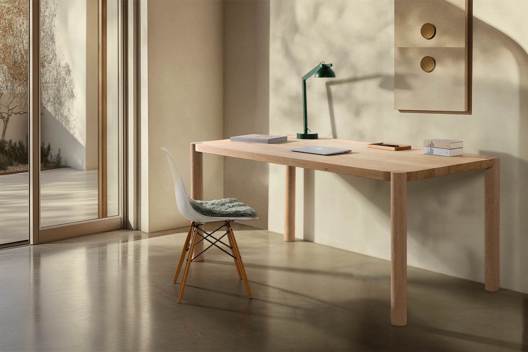 Loop Schreibtisch aus Eiche Massivholz mit Eames Chair