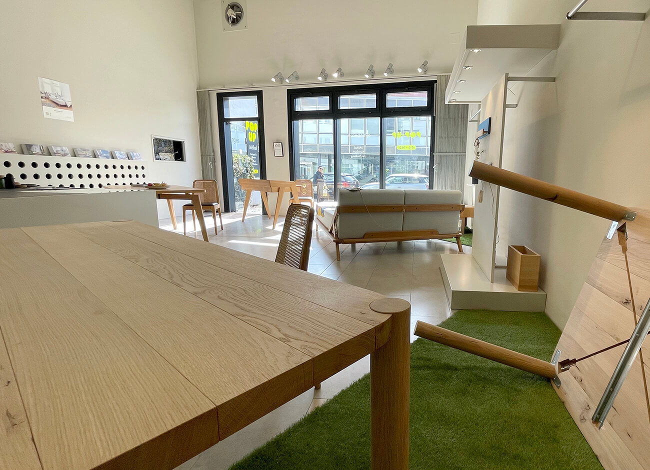 ellenberger Pop-up Store in Fedelhören Bremen mit Loop Esstisch aus Eiche Massivholz mit runden Tischbeinen