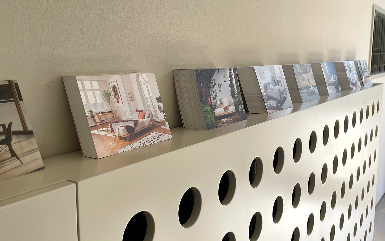 ellenberger Pop-up Store in Fedelhören Bremen Ablage mit Flyern von Bett Sofa und Tisch