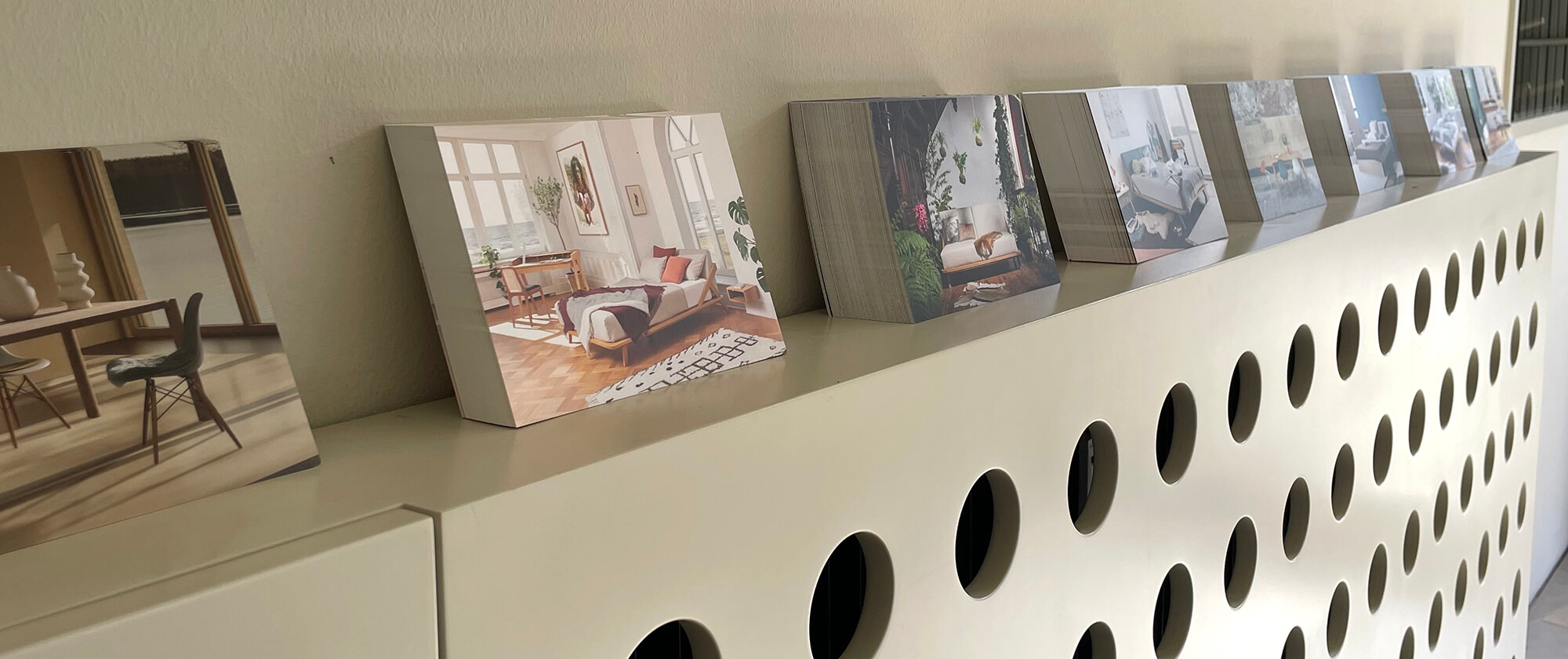 ellenberger Pop-up Store in Fedelhören Bremen Ablage mit Flyern von Bett Sofa und Tisch