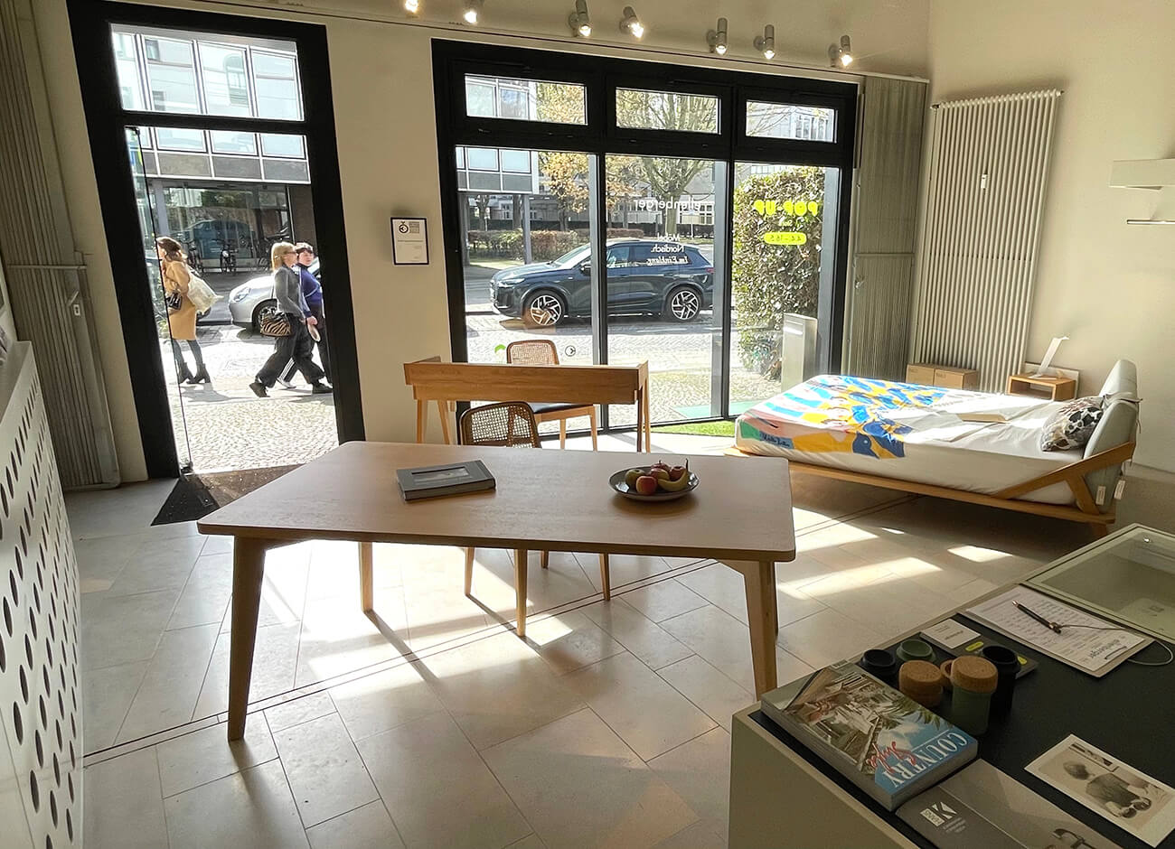 ellenberger Pop-up Store in Fedelhören Bremen mit Nordic Space Bett, Schreibtisch und Esstisch